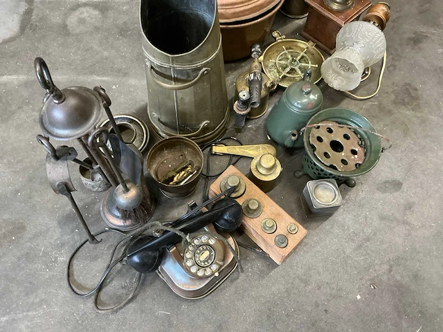 Antieke spullen lamp, telefoon, asbak, koper - afbeelding 6 van  11