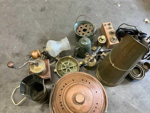 Antieke spullen lamp, telefoon, asbak, koper - afbeelding 7 van  11