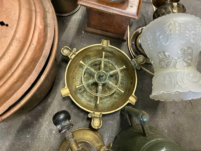Antieke spullen lamp, telefoon, asbak, koper - afbeelding 9 van  11