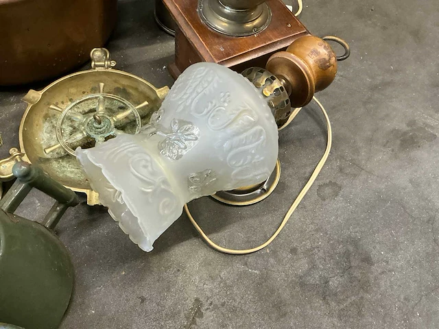 Antieke spullen lamp, telefoon, asbak, koper - afbeelding 10 van  11