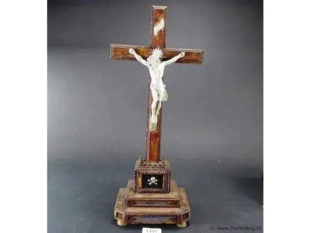 Antieke staande crucifix met tinnen corpus - afbeelding 1 van  5