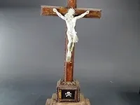 Antieke staande crucifix met tinnen corpus - afbeelding 1 van  5
