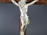 Antieke staande crucifix met tinnen corpus - afbeelding 2 van  5