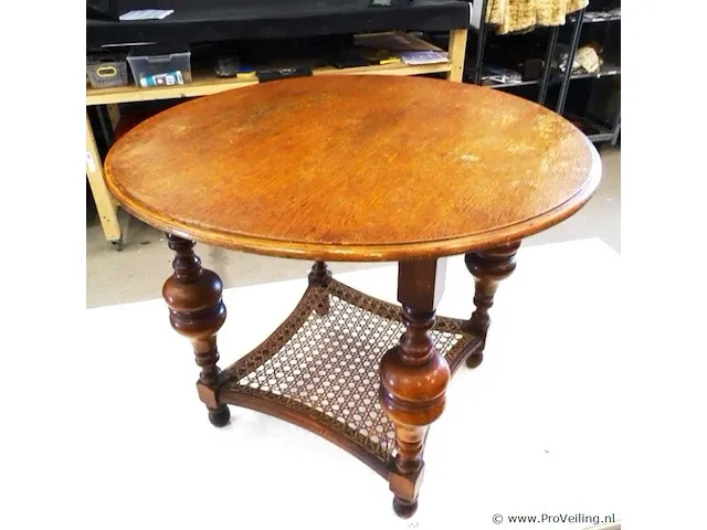 Antieke tafel met snijwerk - afbeelding 1 van  5