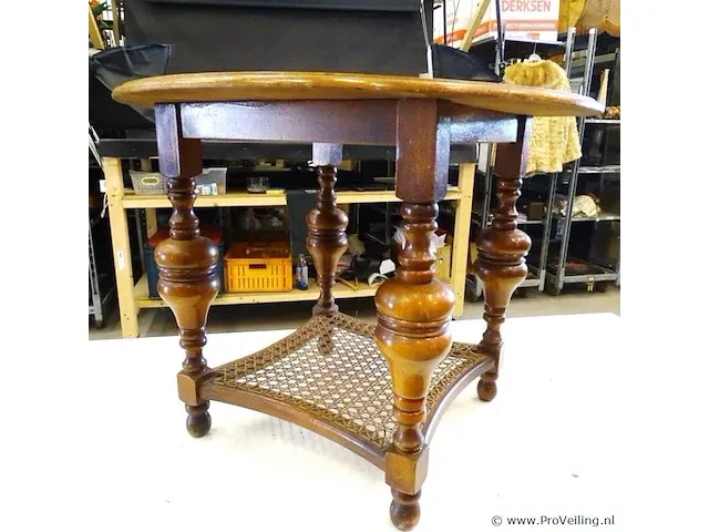 Antieke tafel met snijwerk - afbeelding 2 van  5