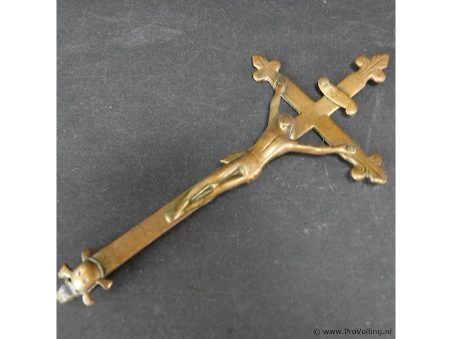 Antieke veel betaste bronzen crucifix - afbeelding 2 van  5