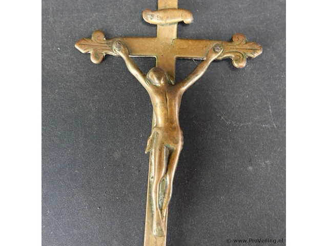 Antieke veel betaste bronzen crucifix - afbeelding 3 van  5