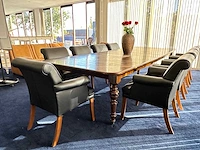 Antieke vergadertafel met 9 vergaderstoelen