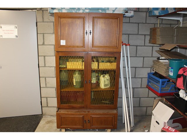 Antieke vitrinekast. afmeting 100 x 52 x 192 cm incl. inhoud w.o. vakliteratuur en schoonmaakmiddelen. - afbeelding 1 van  3