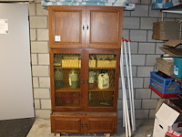 Antieke vitrinekast. afmeting 100 x 52 x 192 cm incl. inhoud w.o. vakliteratuur en schoonmaakmiddelen.