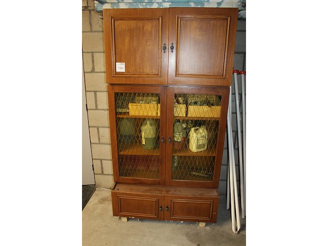 Antieke vitrinekast. afmeting 100 x 52 x 192 cm incl. inhoud w.o. vakliteratuur en schoonmaakmiddelen. - afbeelding 2 van  3