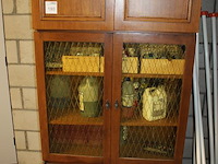 Antieke vitrinekast. afmeting 100 x 52 x 192 cm incl. inhoud w.o. vakliteratuur en schoonmaakmiddelen. - afbeelding 2 van  3