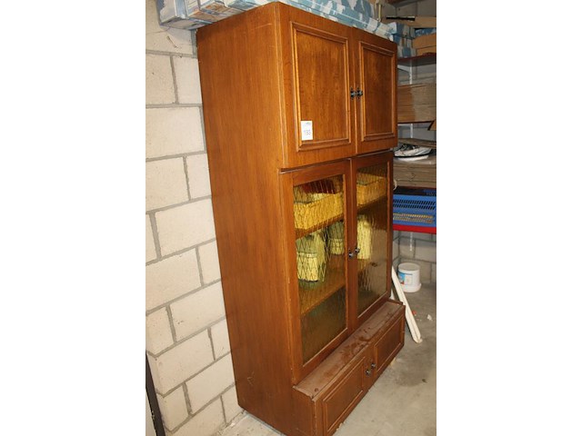 Antieke vitrinekast. afmeting 100 x 52 x 192 cm incl. inhoud w.o. vakliteratuur en schoonmaakmiddelen. - afbeelding 3 van  3