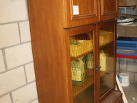 Antieke vitrinekast. afmeting 100 x 52 x 192 cm incl. inhoud w.o. vakliteratuur en schoonmaakmiddelen. - afbeelding 3 van  3