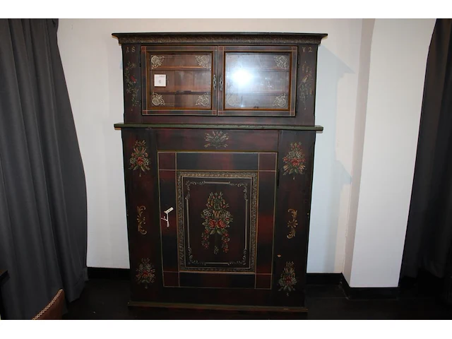 Antieke zwitserse kast. vermoedelijk bouwjaar 1872. handgeschilderd. afmetingeting 127 x 37cm. hoogte 182cm. - afbeelding 1 van  4