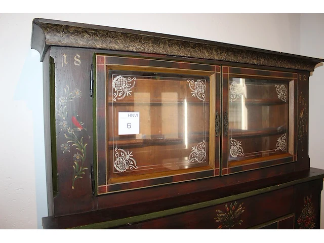 Antieke zwitserse kast. vermoedelijk bouwjaar 1872. handgeschilderd. afmetingeting 127 x 37cm. hoogte 182cm. - afbeelding 2 van  4