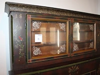 Antieke zwitserse kast. vermoedelijk bouwjaar 1872. handgeschilderd. afmetingeting 127 x 37cm. hoogte 182cm. - afbeelding 2 van  4