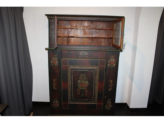 Antieke zwitserse kast. vermoedelijk bouwjaar 1872. handgeschilderd. afmetingeting 127 x 37cm. hoogte 182cm. - afbeelding 3 van  4
