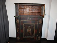Antieke zwitserse kast. vermoedelijk bouwjaar 1872. handgeschilderd. afmetingeting 127 x 37cm. hoogte 182cm. - afbeelding 3 van  4