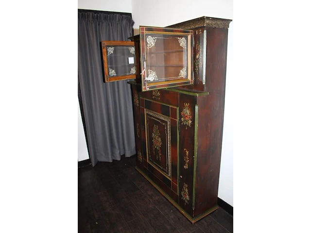 Antieke zwitserse kast. vermoedelijk bouwjaar 1872. handgeschilderd. afmetingeting 127 x 37cm. hoogte 182cm. - afbeelding 4 van  4