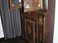 Antieke zwitserse kast. vermoedelijk bouwjaar 1872. handgeschilderd. afmetingeting 127 x 37cm. hoogte 182cm. - afbeelding 4 van  4