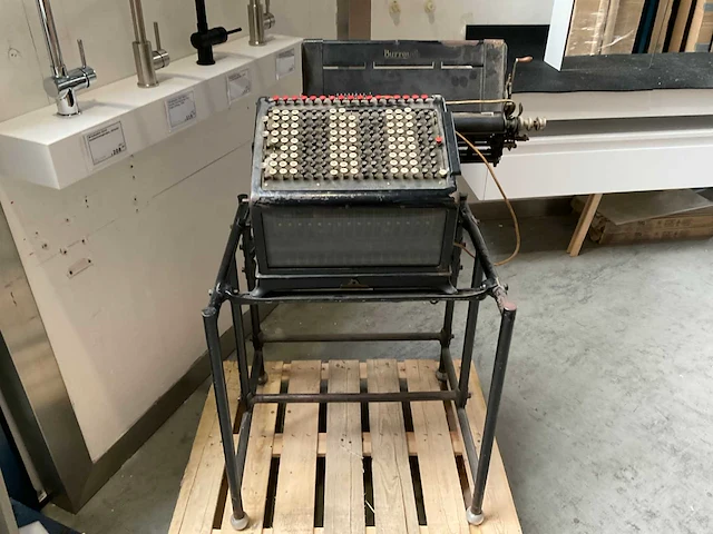 Antique burroughs typewriter machine - afbeelding 3 van  10