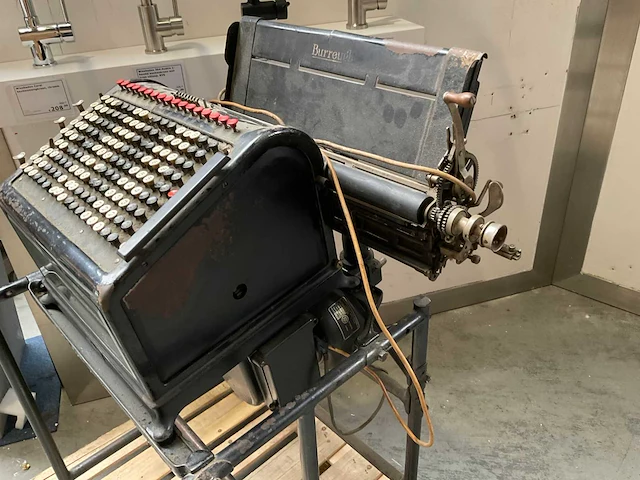 Antique burroughs typewriter machine - afbeelding 5 van  10