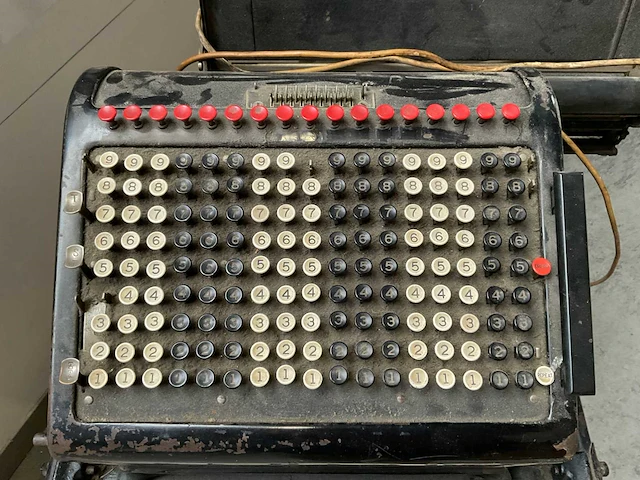 Antique burroughs typewriter machine - afbeelding 9 van  10