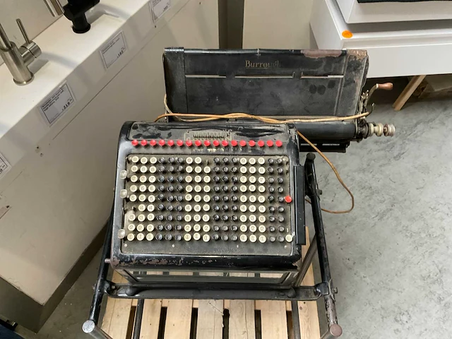 Antique burroughs typewriter machine - afbeelding 10 van  10