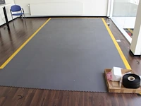 Antistatische vloer. afm. circa 500 x 250 cm deels met omranding - afbeelding 1 van  2