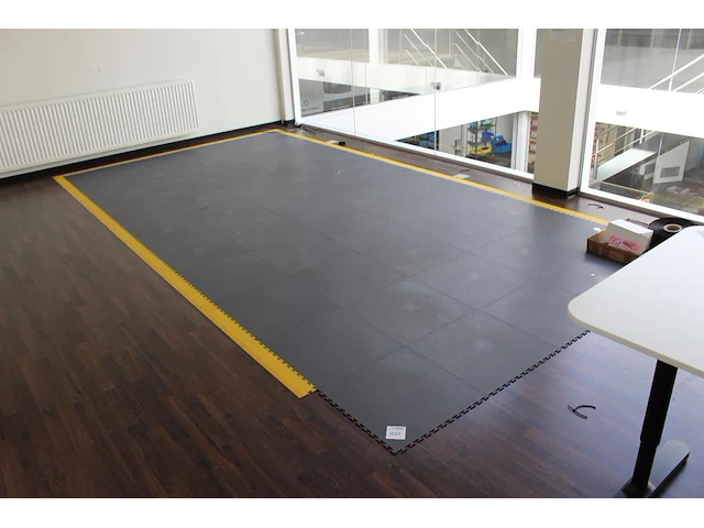 Antistatische vloer. afm. circa 500 x 250 cm deels met omranding - afbeelding 2 van  2