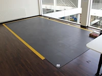 Antistatische vloer. afm. circa 500 x 250 cm deels met omranding - afbeelding 2 van  2