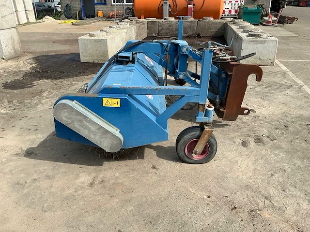 Ap machinebouw 2003 vhz 2750 hh pc straatveegmachine - afbeelding 23 van  24