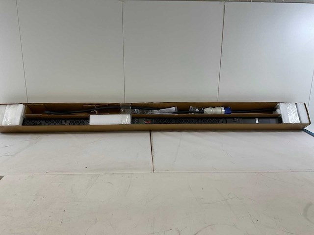 Apc (ap8853) metered pdu rack 32a (new) - afbeelding 3 van  9