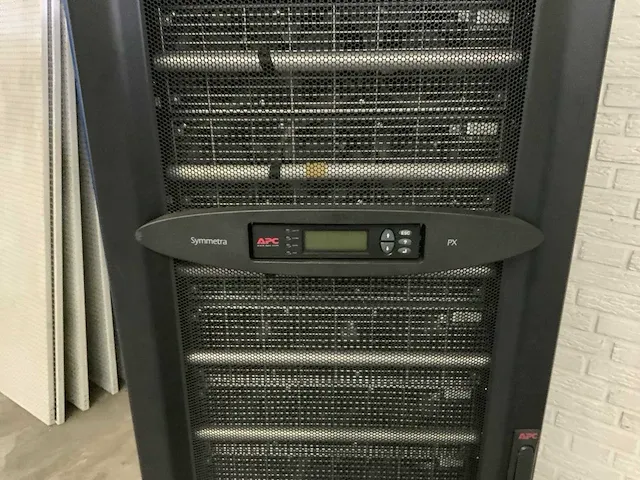 Apc symmetra px noodstroomvoorziening - afbeelding 3 van  8