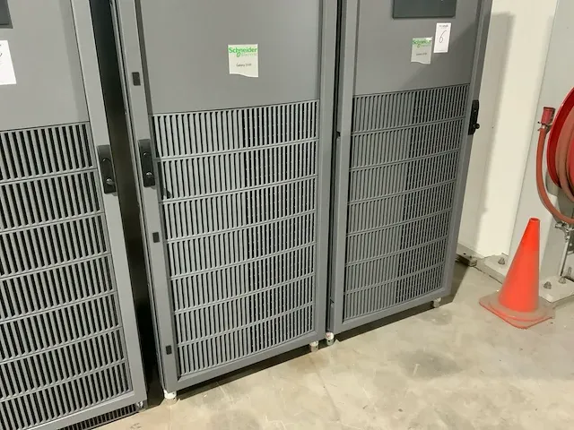 Apc/schneider mge galaxy 5500 driefasen stroombeveiliging “100 kva” - afbeelding 14 van  20