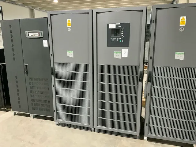 Apc/schneider mge galaxy 5500 driefasen stroombeveiliging “100 kva” - afbeelding 1 van  22