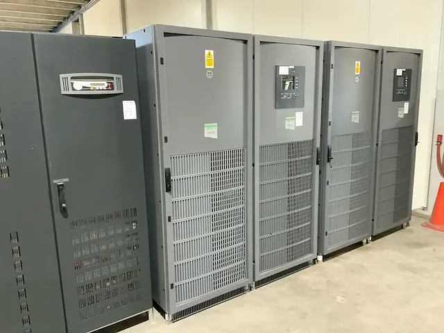 Apc/schneider mge galaxy 5500 driefasen stroombeveiliging “100 kva” - afbeelding 12 van  22