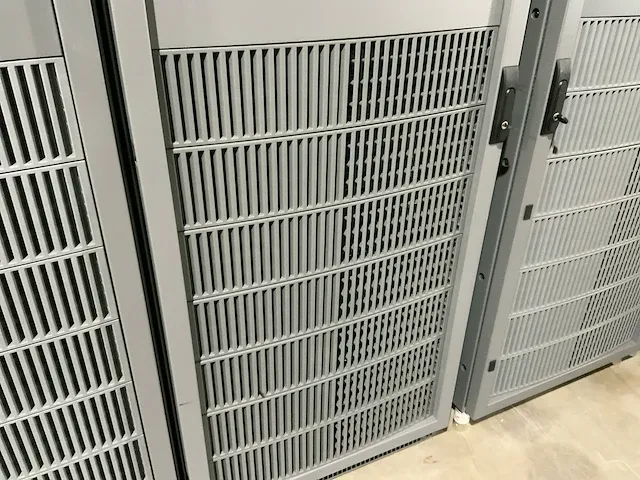 Apc/schneider mge galaxy 5500 driefasen stroombeveiliging “100 kva” - afbeelding 18 van  22