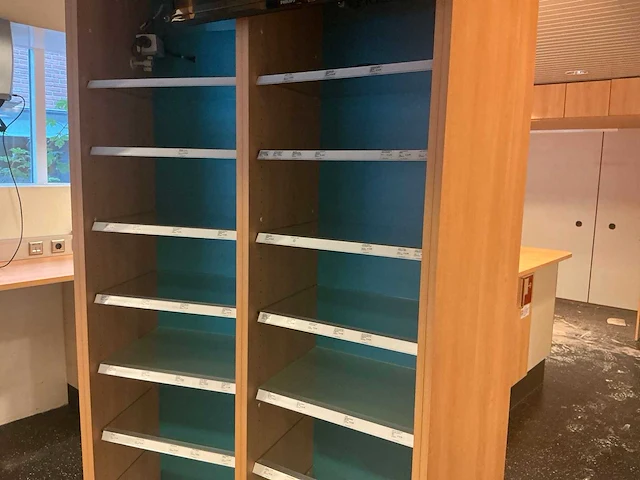 Apotheek interieur winkel toonbank - afbeelding 10 van  54