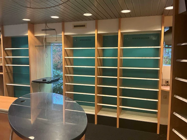Apotheek interieur winkel toonbank - afbeelding 54 van  54