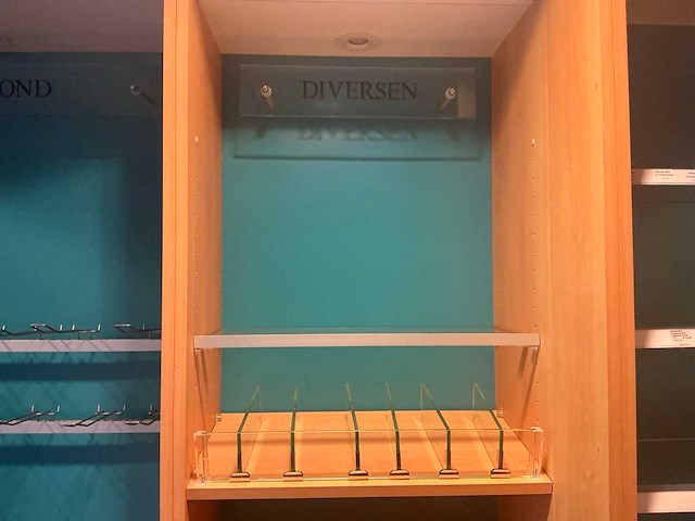 Apotheek interieur winkel toonbank - afbeelding 13 van  54