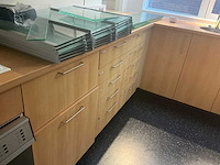 Apotheek interieur winkel toonbank - afbeelding 35 van  54