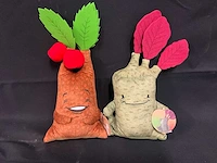 Appel & rode bes. poppen & knuffel (32x) - afbeelding 1 van  8