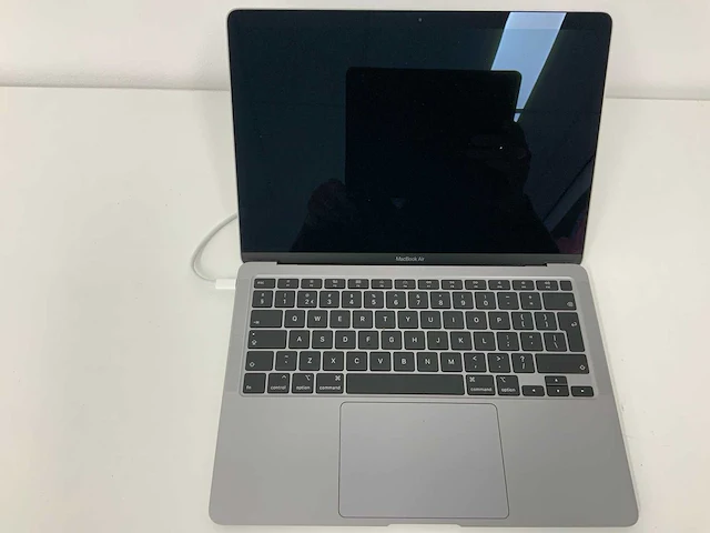 Apple - 2020 - 13-inch macbook air (2020): 1.1ghz. 2-core i3, 8gb, 256gb, space gray - mwt82n/a - laptop - afbeelding 2 van  4