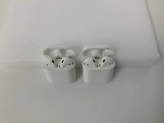 Apple - a1608 & a1932 airpods 2 with charging case - mv7n2am/a & mrxj2am/a (2x) - afbeelding 1 van  2