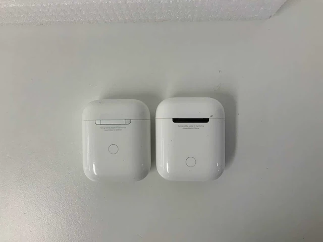 Apple - a1608 & a1932 airpods 2 with charging case - mv7n2am/a & mrxj2am/a (2x) - afbeelding 2 van  2