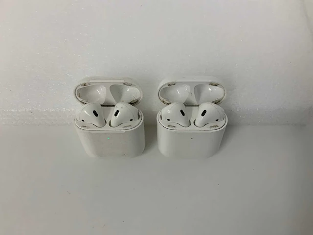 Apple - a1938 airpods 2 with charging case - mrxj2am/a (2x) - afbeelding 1 van  2