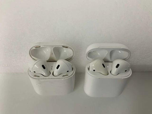 Apple - airpods 2, with charging case - mv7n2zm/a (2x) - afbeelding 1 van  1