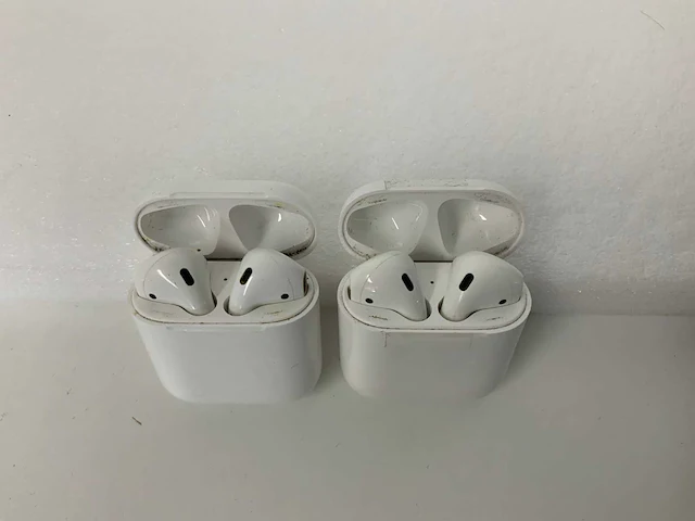 Apple - airpods 2, with charging case - mv7n2zm/a (2x) - afbeelding 1 van  2